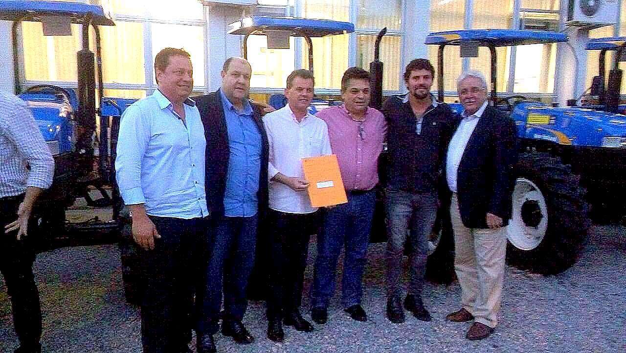 O neoveneziano Nivaldo Nuernberg, Dentista e Professor, está curando casos graves de dor de cabeça 1 Deputado João Rodrigues entrega trator para o município de Nova Veneza.