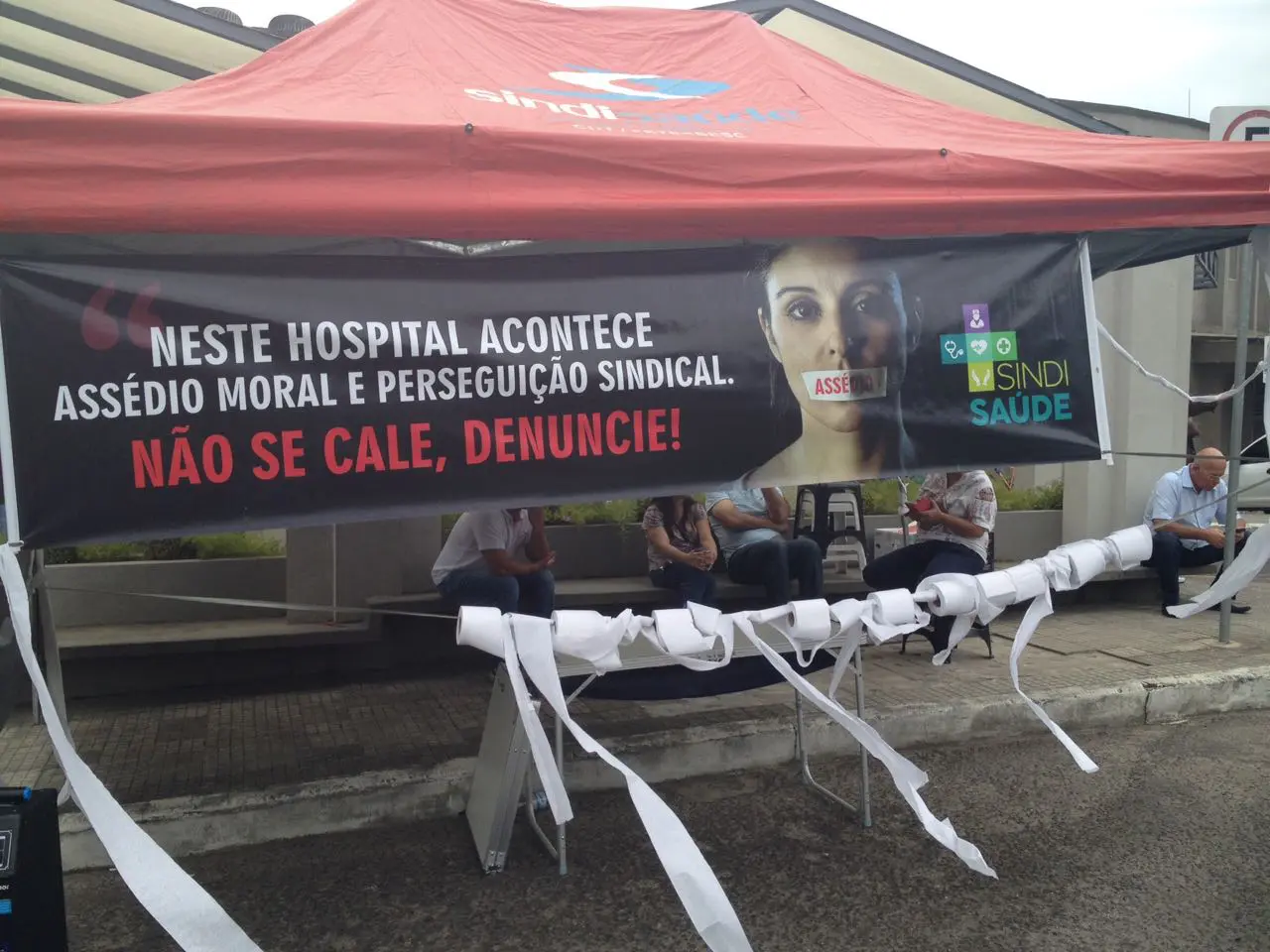 Com papel higiênico, Trabalhadores do Hospital São João protestam contra assédio moral