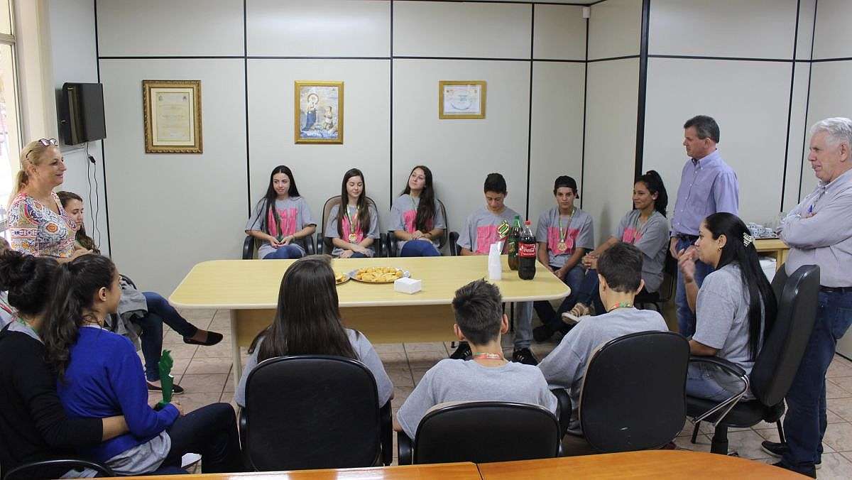 Alunos do Bairro Bortolotto vencedores do Festival Dança Catarina são recepcionados pelo prefeito Frigo 2 IMG_1297