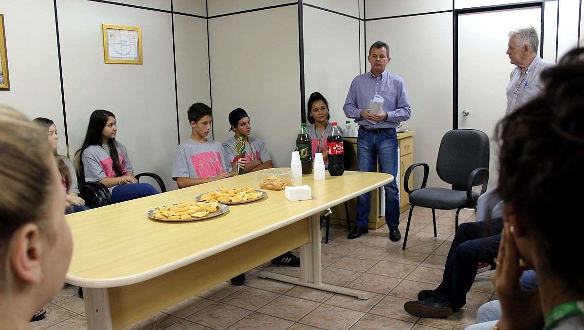 Alunos do Bairro Bortolotto vencedores do Festival Dança Catarina são recepcionados pelo prefeito Frigo 3 IMG_1300