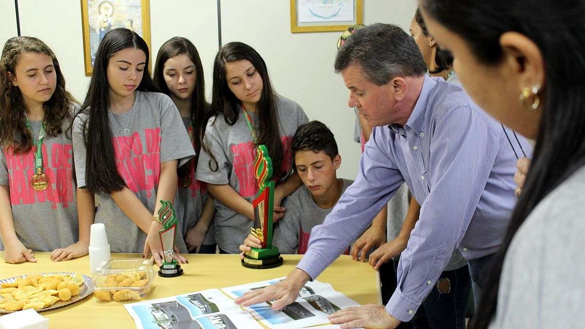 Alunos do Bairro Bortolotto vencedores do Festival Dança Catarina são recepcionados pelo prefeito Frigo 1 IMG_1306