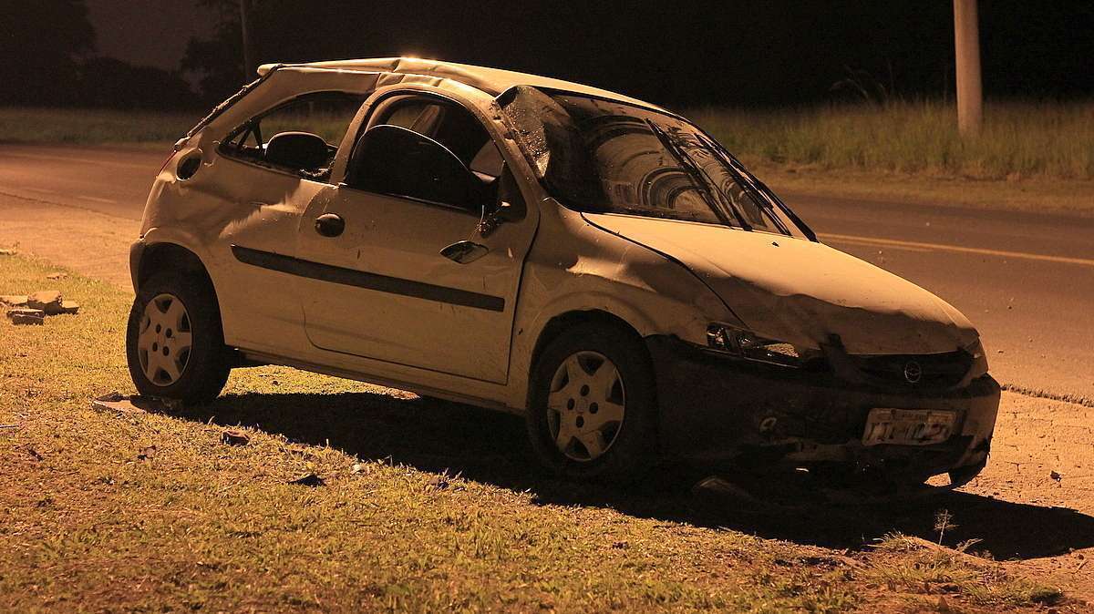 Carro tomba ao sair da pista na rodovia José Spilere