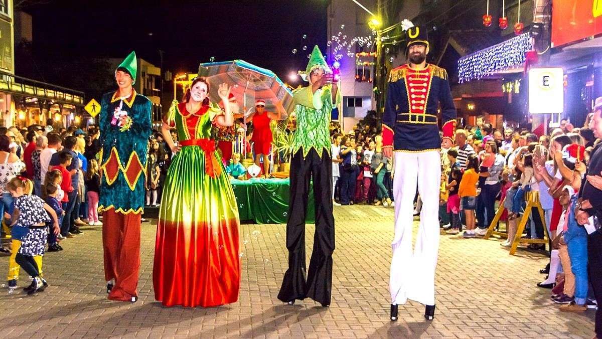 Desfile do Natal em Nova Veneza encanta crianças e adultos