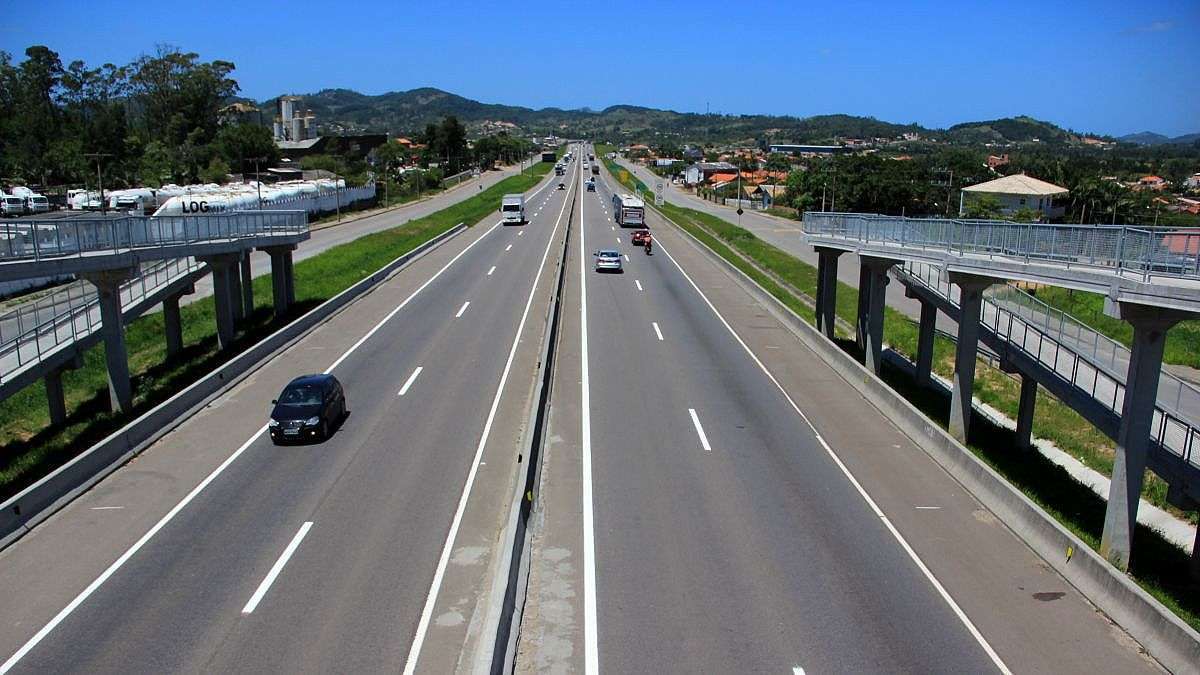 Até o fim de semana, BR-101 Sul terá 35 quilômetros de nova sinalização horizontal 2 Até o fim de semana, BR-101 Sul terá 35 quilômetros de nova sinalização horizontal (3)