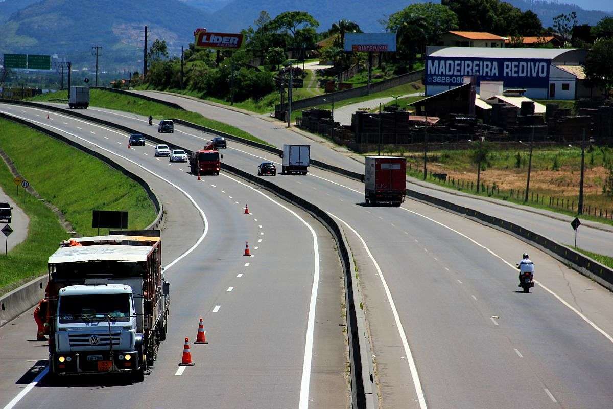 Até o fim de semana, BR-101 Sul terá 35 quilômetros de nova sinalização horizontal 1 Até o fim de semana, BR-101 Sul terá 35 quilômetros de nova sinalização horizontal (4)