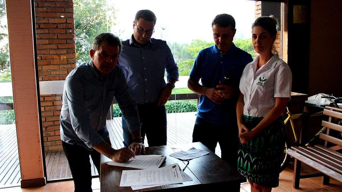 Apae de Nova Veneza recebe veiculo Van adaptado para transporte dos alunos 2 IMG_7490