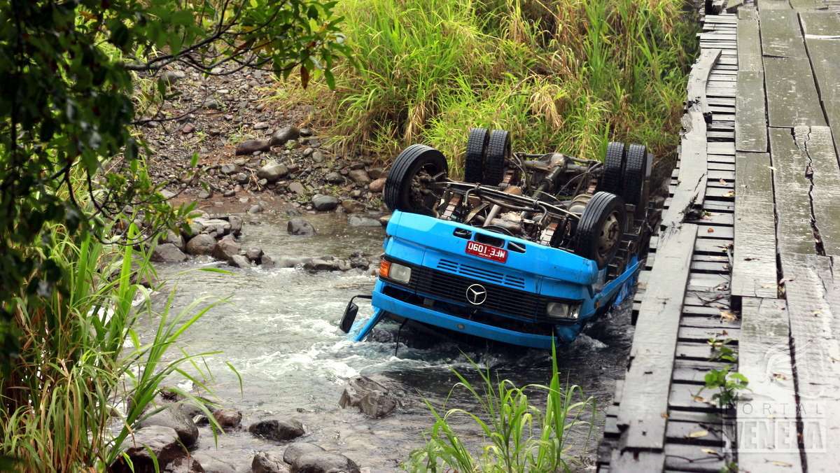 Caminhão cai de ponte e tomba dentro do rio São Bento