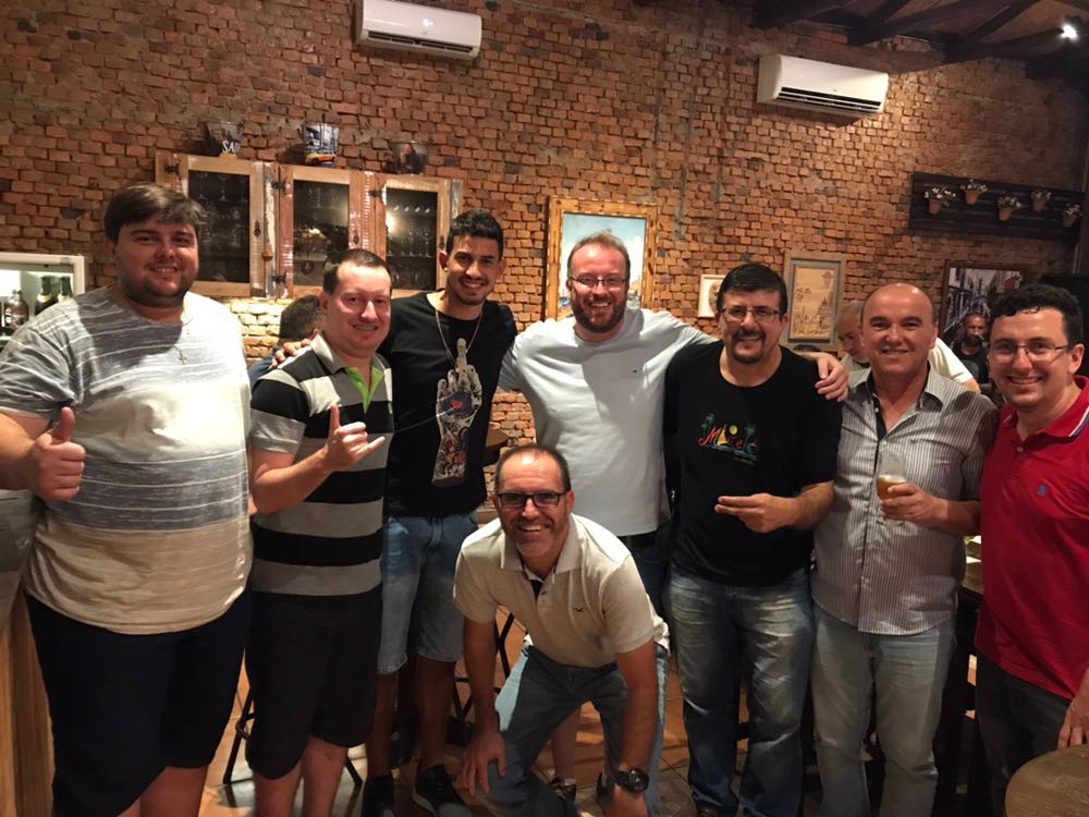 Este grupo do “Tabelando” se confraternizou no restaurante Alpino em Nova Veneza.