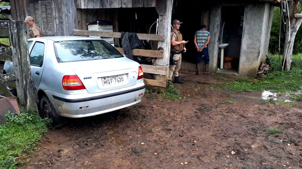Carro roubado na Linha da Boit é recuperado em Rio Manin