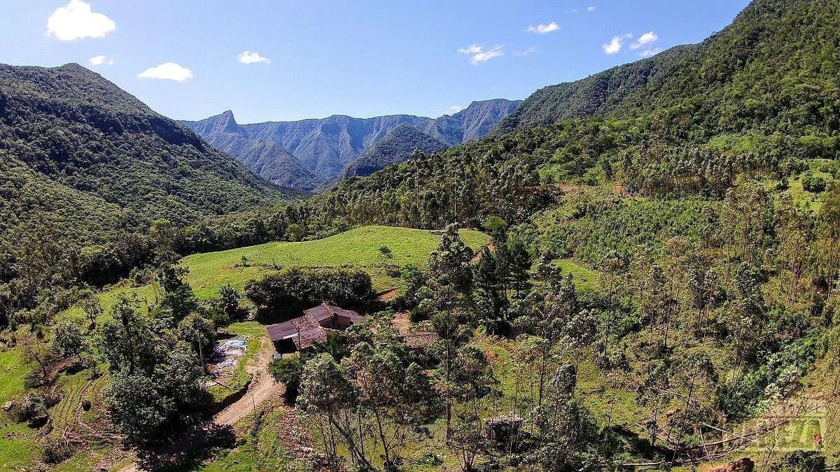 Vento forte no costão da serra e mar muito agitado no sul de SC