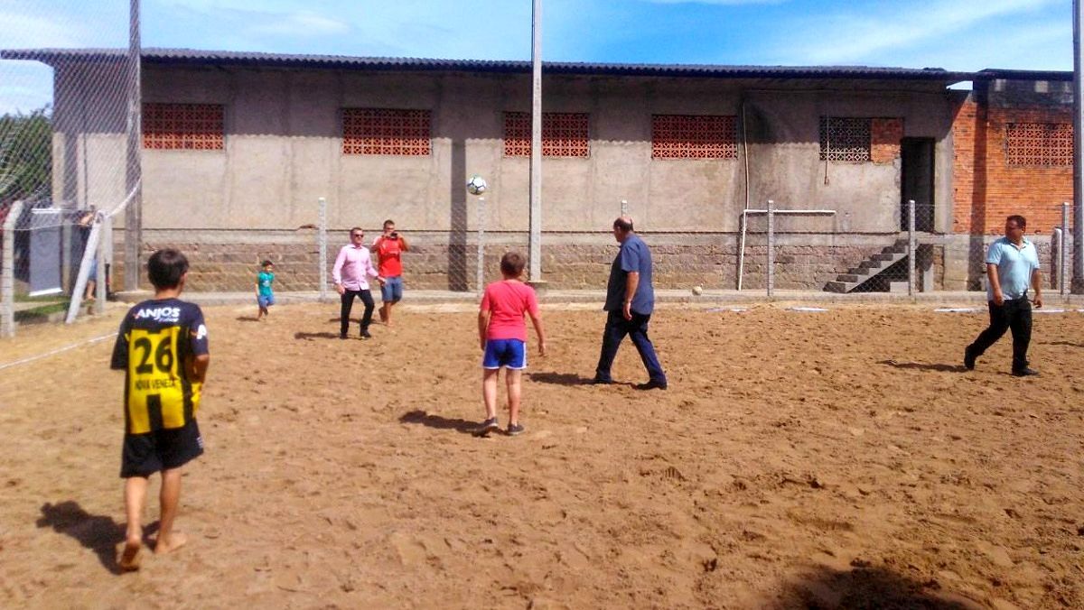 Comunidade de São José recebe campo de areia