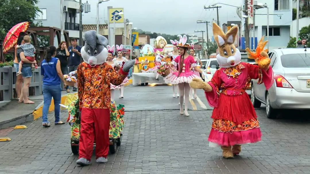 Desfile Dolce Páscoa encanta o público em Nova Veneza