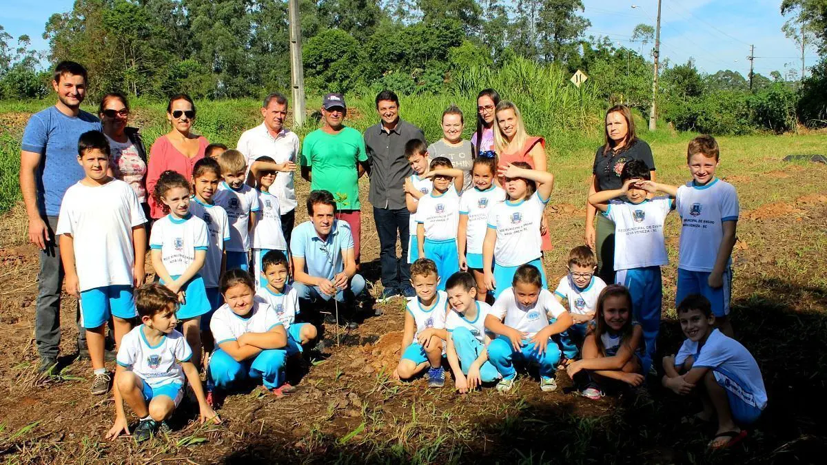 Crianças celebraram o Dia do Planeta Terra plantando mais 100 árvores em Nova Veneza 