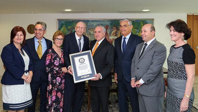 Governador e Michel Temer entregam certificado do Guinness World Records a catarinense recordista mundial por trabalhar há 80 anos no mesmo emprego