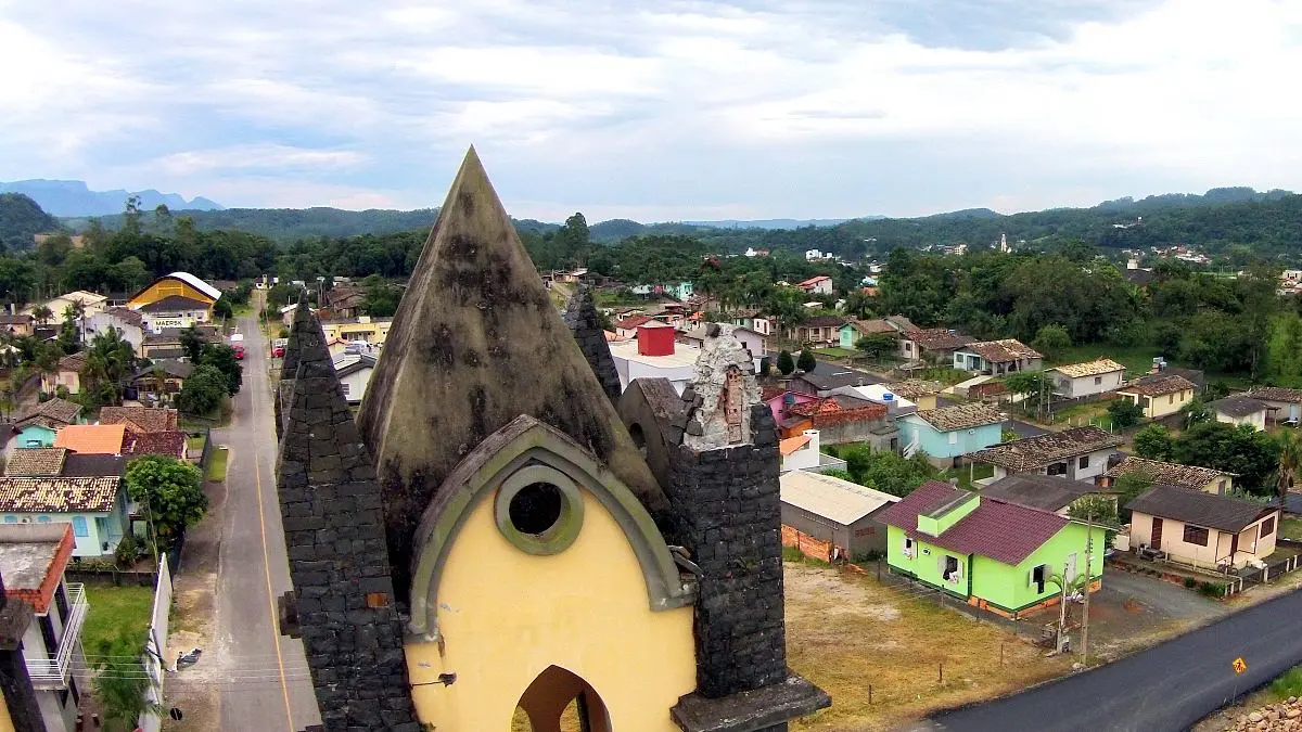 Associação promove bingo para reparar torre de igreja danificada por raio