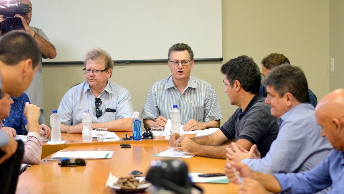 Secretário de Saúde do Estado debate demandas da saúde junto aos prefeitos da Amrec