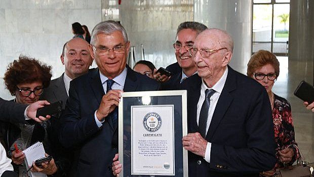 brasilia_-_walter_orthmann_reconhecido_pelo_livro_dos_recordes_como_o_homem_de_maior_tempo_de_servico_em_uma_mesma_empresa_20180502_1621858023