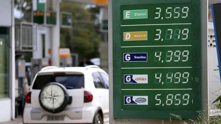 Moreira Franco: preço da gasolina sobe demais e governo estuda medidas