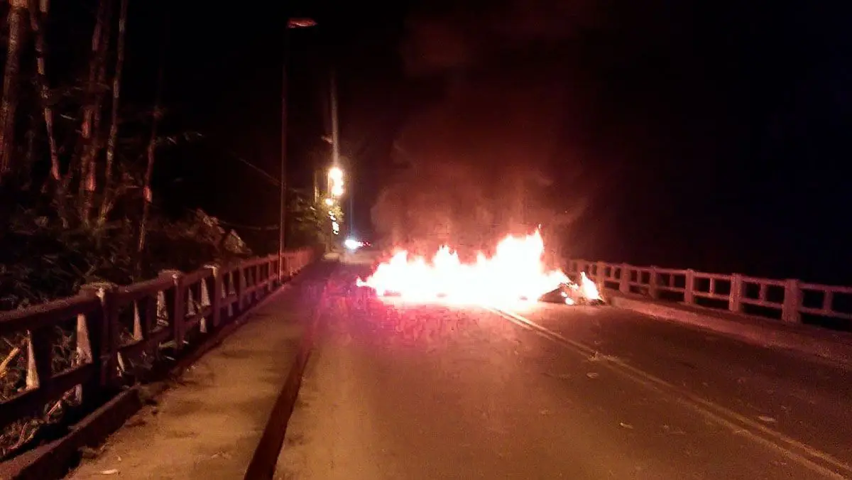Em apoio à greve dos caminhoneiros, pneus são incendiados no Jardim Florença