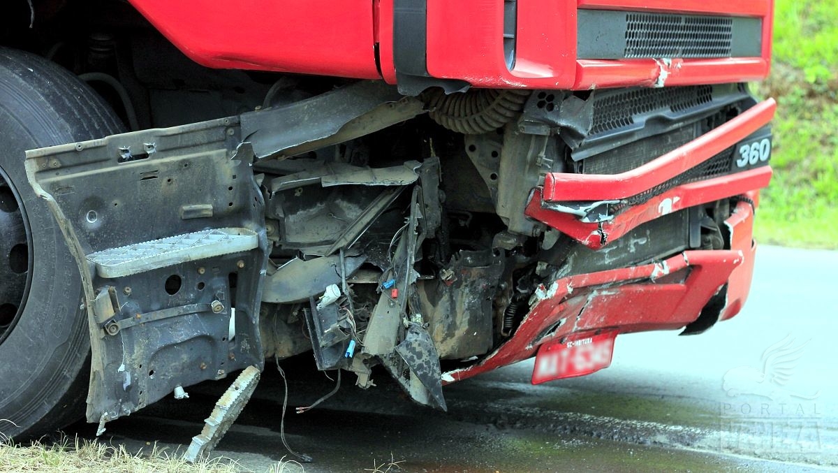 Dirigindo na contramão, motorista causa acidente na NVA-150 9 _MG_7208