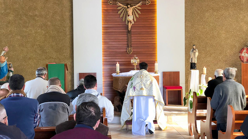 Padres celebram manhã de oração 8 capela (32)