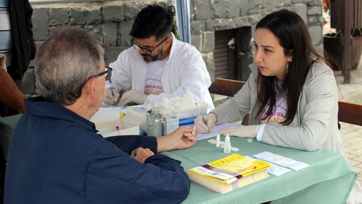 Em dia de combate às hepatites virais, profissionais da saúde fazem exames gratuitos