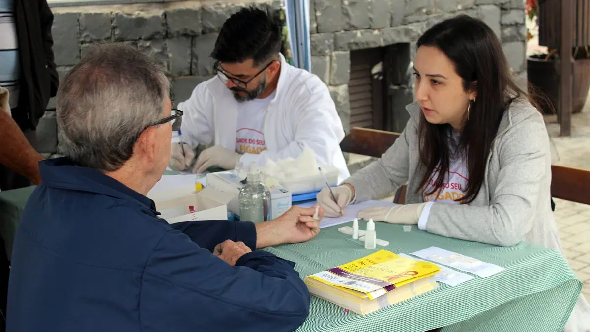 Em dia de combate às hepatites virais, profissionais da saúde fazem exames gratuitos