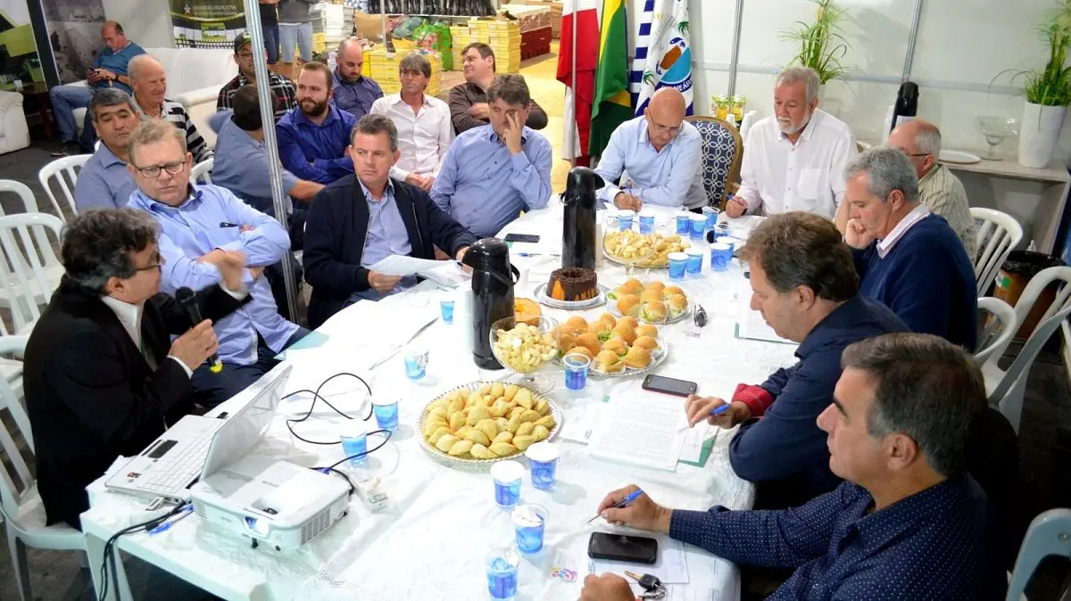 Prefeitos realizam assembleia da Amrec em Urussanga, para prestigiar a abertura da XVIII Festa do Vinho