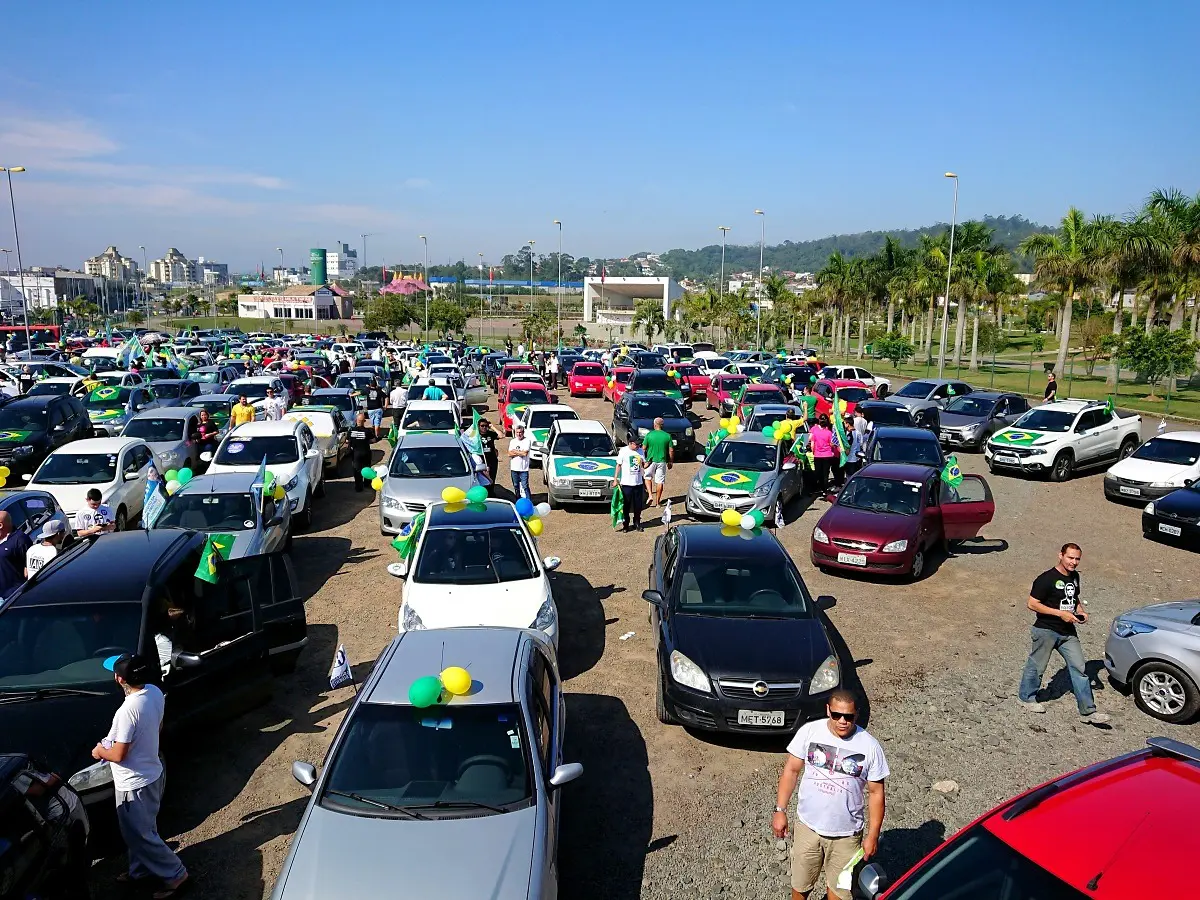 Neovenezianos participam de carreata pró-Bolsonaro em Criciúma