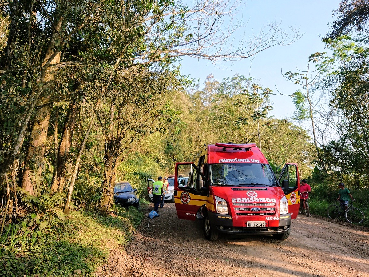 Acidente de trânsito deixa três pessoas feridas no São Bento Alto