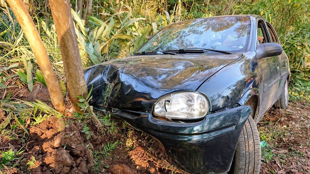 Acidente de trânsito deixa três pessoas feridas no São Bento Alto