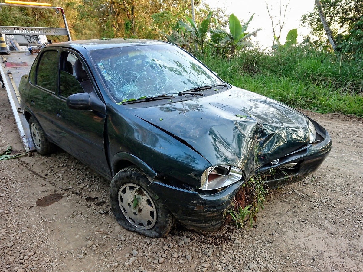 Acidente de trânsito deixa três pessoas feridas no São Bento Alto