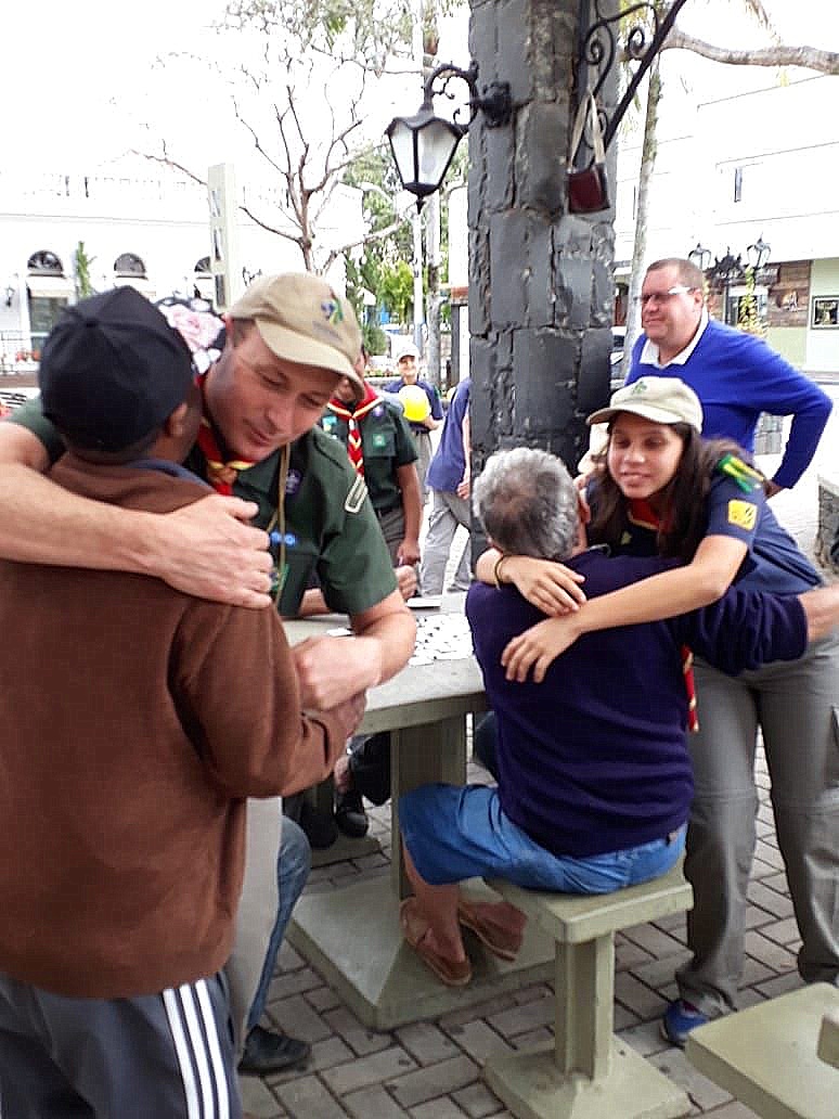 Escoteiros de Nova Veneza se mobilizam em atividades na praça 15 Escoteiros de Nova Veneza se mobilizam em atividades na praça