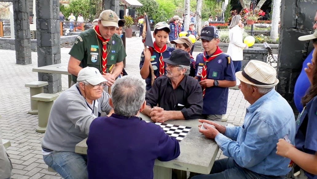 Escoteiros de Nova Veneza se mobilizam em atividades na praça 24 Escoteiros de Nova Veneza se mobilizam em atividades na praça