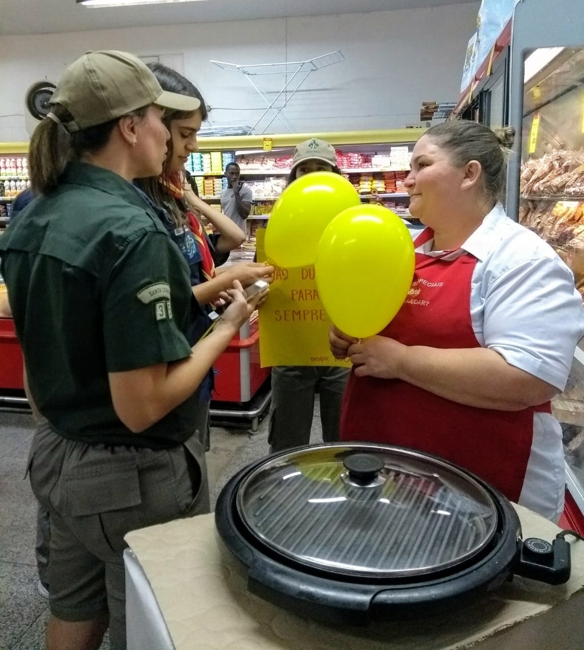 Escoteiros de Nova Veneza se mobilizam em atividades na praça 4 Escoteiros de Nova Veneza se mobilizam em atividades na praça