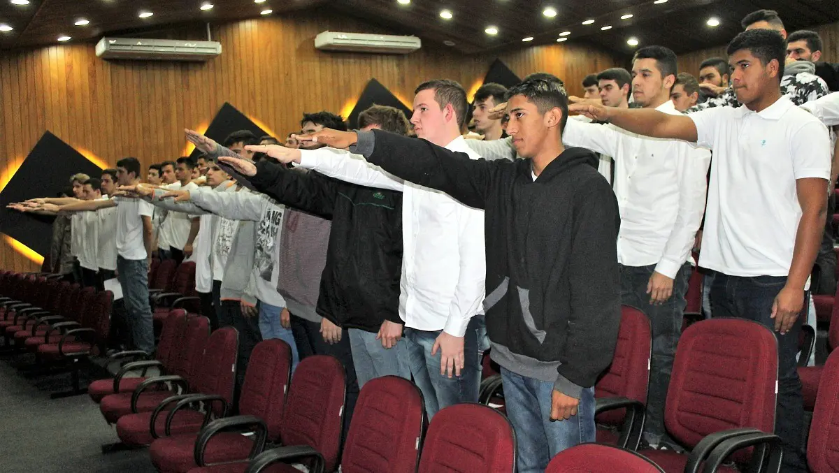 Jovens neovenezianos realizam juramento à bandeira