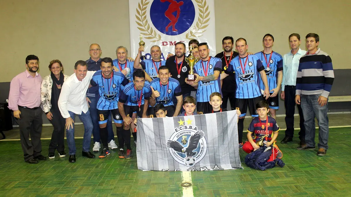Associação dos Amigos e E.C. São Bento Alto são campeões nas categorias sênior e masters do Municipal de Futsal 