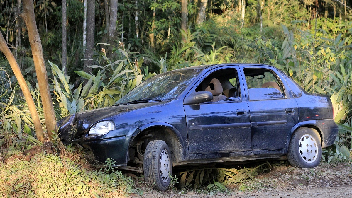 Acidente de trânsito deixa três pessoas feridas no São Bento Alto