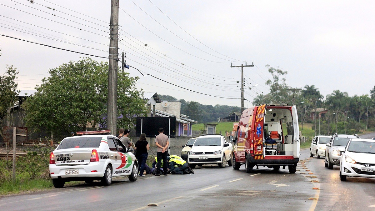 Homem sofre queda após cão cruzar frente de moto 1 Homem sofre queda após cão cruzar frente de moto