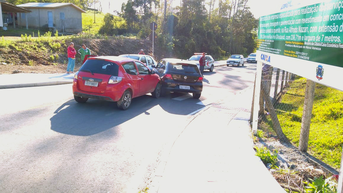 Colisão entre três veículos é registrada no Bairro Bortolotto