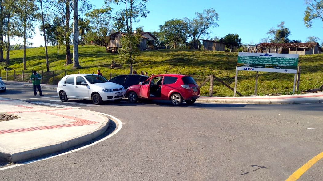Colisão entre três veículos é registrada no Bairro Bortolotto