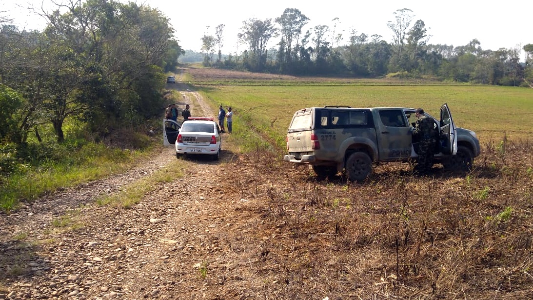 Homens são flagrados caçando pássaros no São Bento Alto