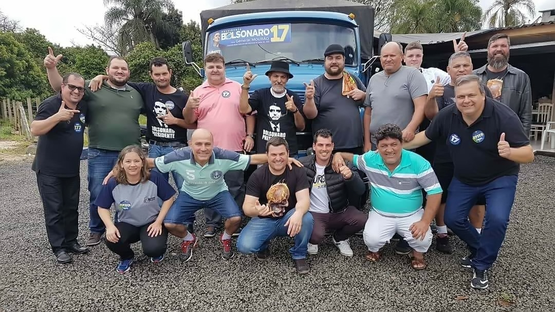 Apoiadores de Bolsonaro promovem adesivaço em Nova Veneza