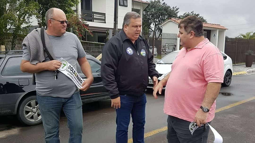 Apoiadores de Bolsonaro promovem adesivaço em Nova Veneza