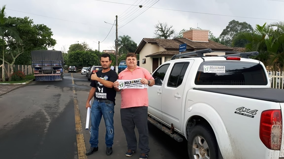 Apoiadores de Bolsonaro promovem adesivaço em Nova Veneza