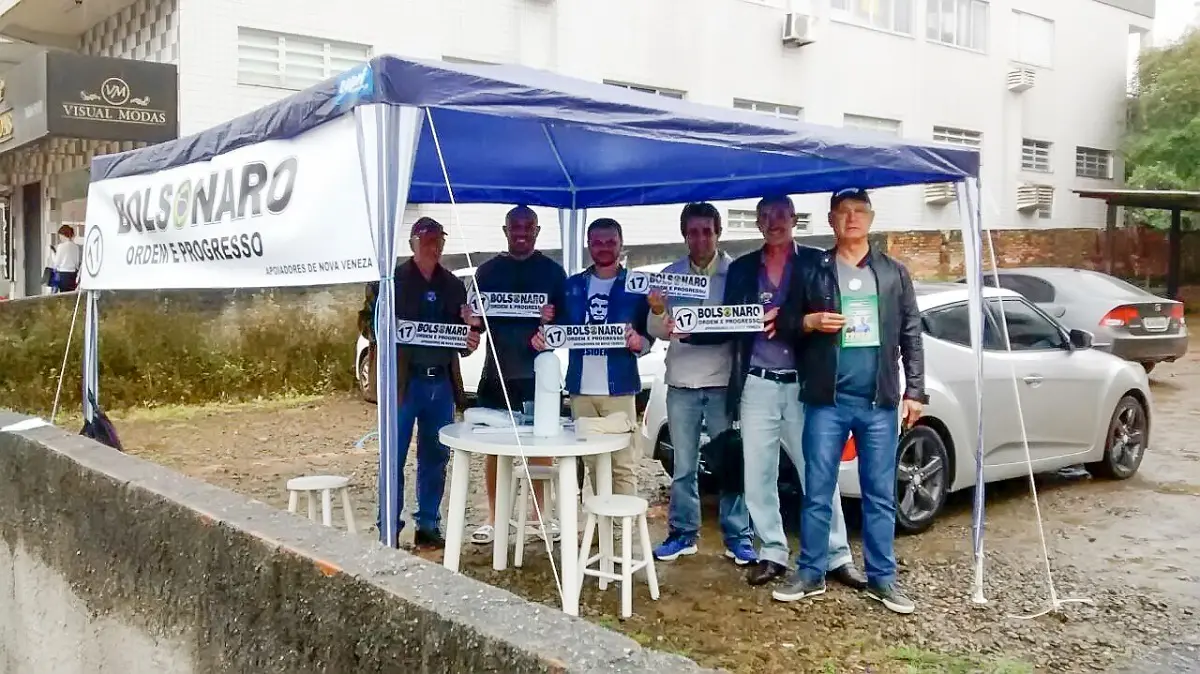 Apoiadores de Bolsonaro promovem adesivaço em Nova Veneza