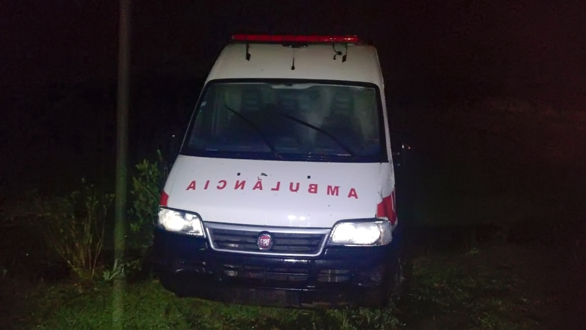 Ambulância sai da pista e bate em poste no São Bento Alto 3 Ambulância sai da pista e bate em poste no São Bento Alto
