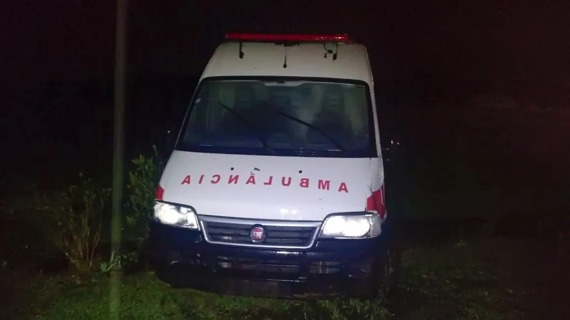 Ambulância sai da pista e bate em poste no São Bento Alto