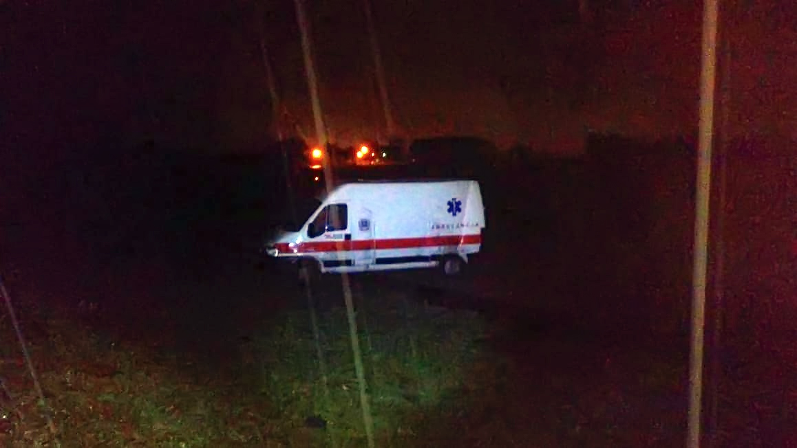 Ambulância sai da pista e bate em poste no São Bento Alto 2 Ambulância sai da pista e bate em poste no São Bento Alto