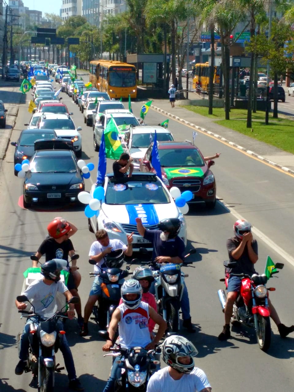 Neovenezianos participam de carreata pró-Bolsonaro em Criciúma